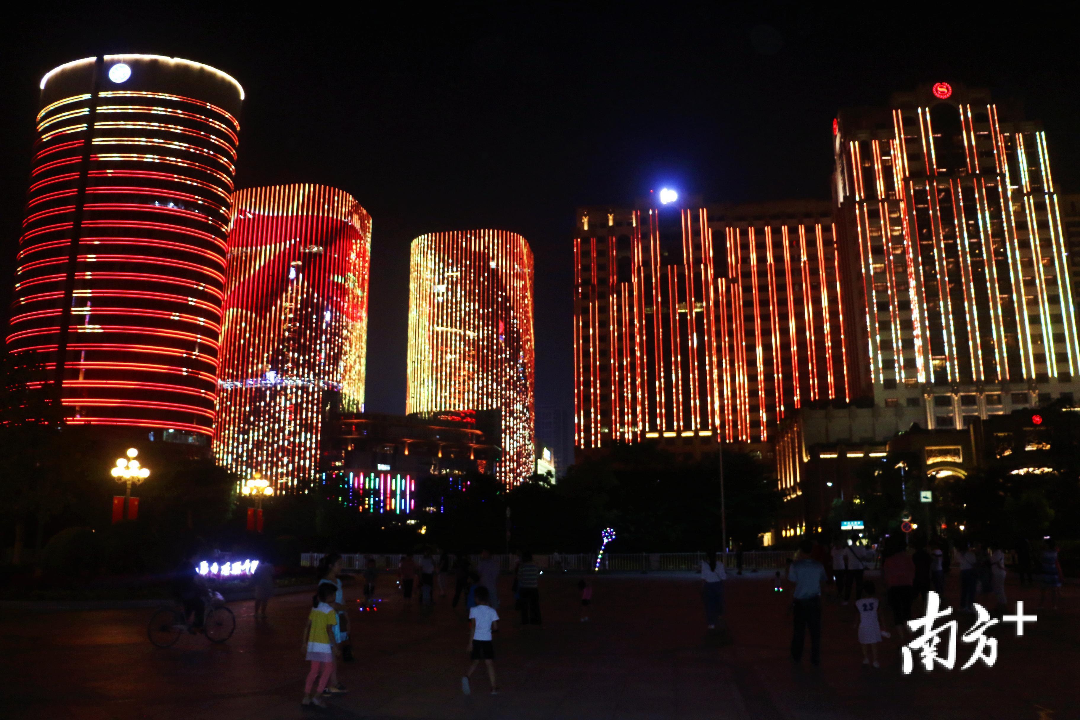 我爱你中国汕头时代广场灯光秀绽放献礼