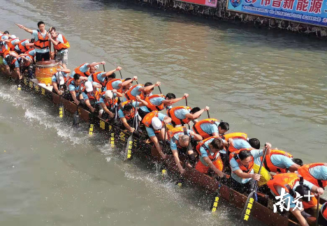 九江镇举行第四十届锦龙盛会传统龙舟锦标赛。黄逸豪摄