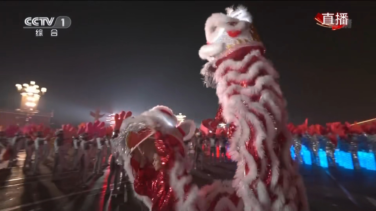 以上两张图为庆祝中华人民共和国70周年联欢活动央视直播截图。 以上两张图为庆祝中华人民共和国70周年联欢活动央视直播截图。