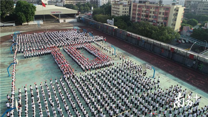 升国旗,唱国歌 升国旗,唱国歌