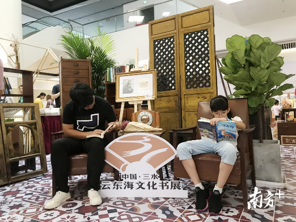 用老照片、书房家具等旧物件布置的“时光书房”。张秀蓝 摄 用老照片、书房家具等旧物件布置的“时光书房”。张秀蓝 摄