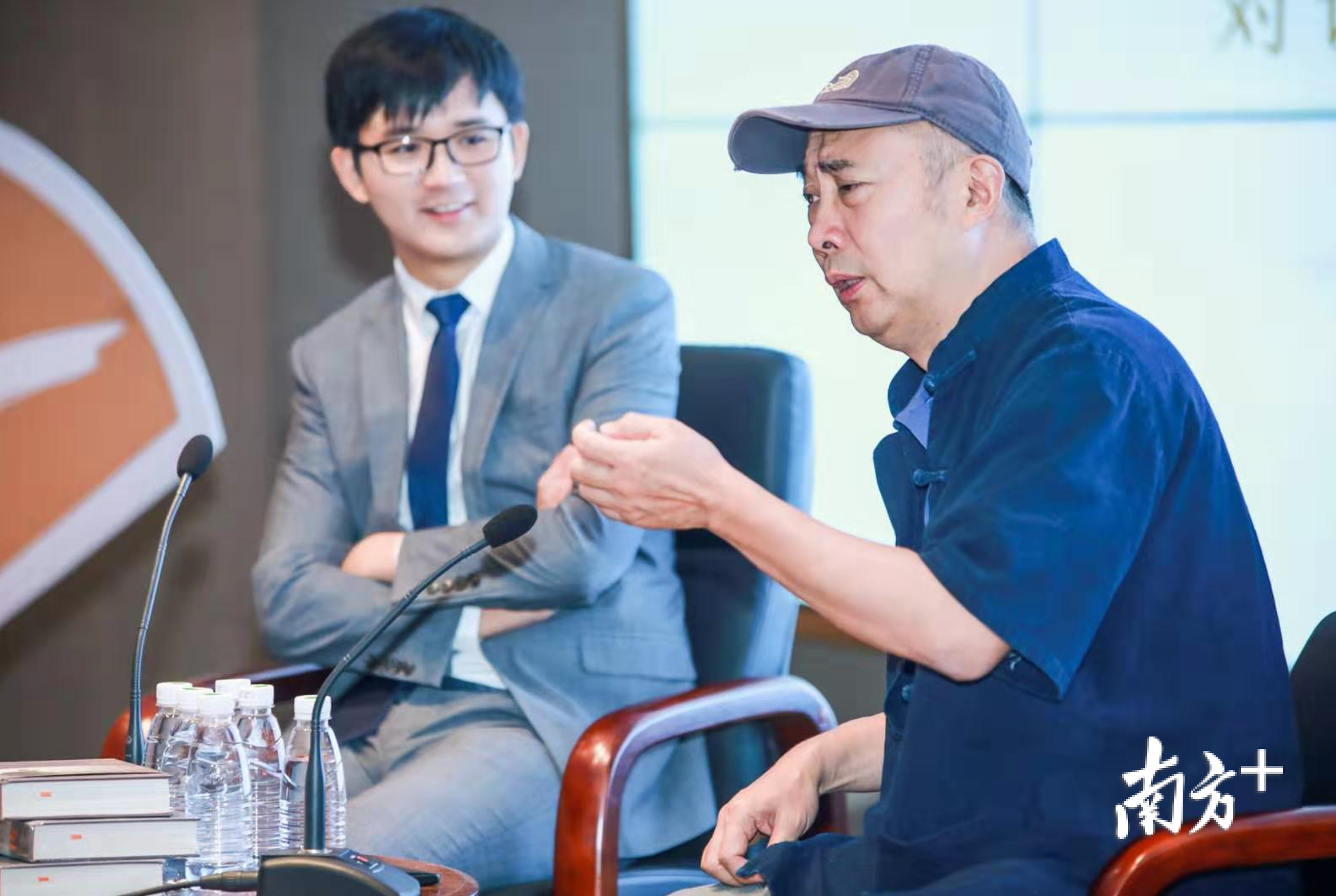 著名作家叶兆言与三水市民分享自己对阅读理解。云东海街道供图 著名作家叶兆言与三水市民分享自己对阅读理解。云东海街道供图