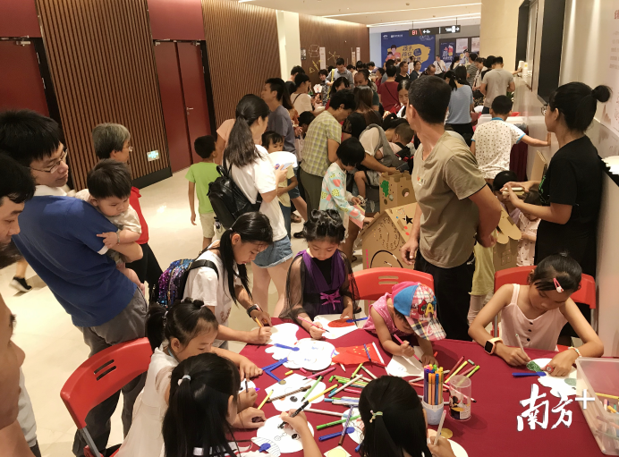 创意亲子活动吸引了众多市民。张秀蓝 摄 创意亲子活动吸引了众多市民。张秀蓝 摄