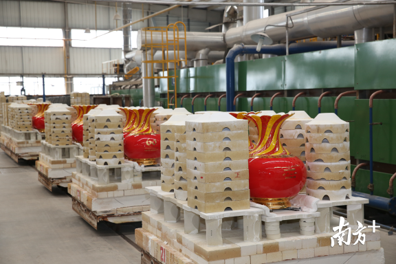 国瓷永丰源石榴花瓶生产过程