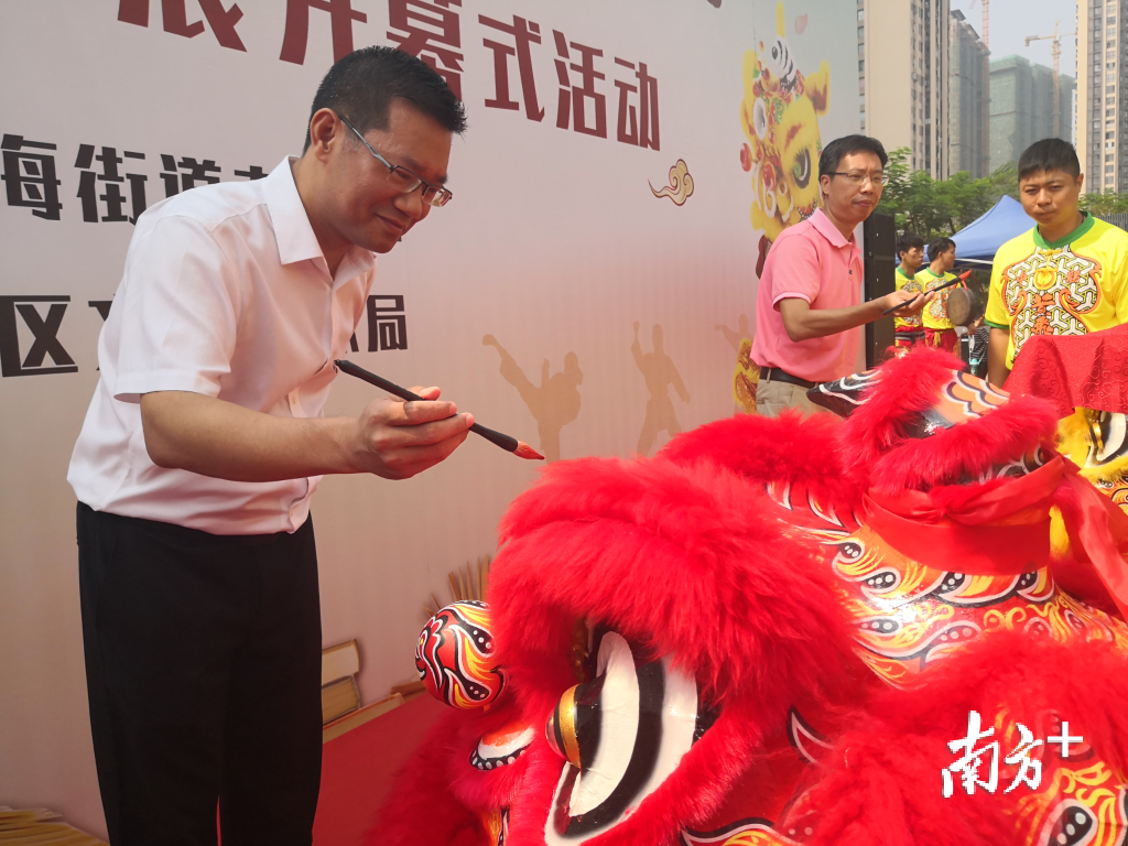 三水区委常委、宣传部部长黄昌建,云东海街道党工委书记林均恒进行点睛仪式。张秀蓝 摄 三水区委常委、宣传部部长黄昌建,云东海街道党工委书记林均恒进行点睛仪式。张秀蓝 摄