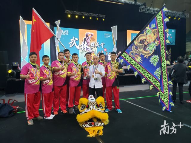 苦练3个多月佛山南海黄飞鸿醒狮队助阵国庆联欢