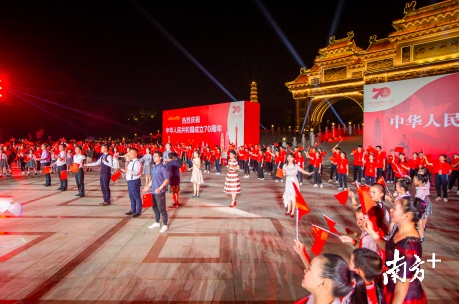 港澳青年与顺德市民一起合唱《歌唱祖国》。顺德区委宣传部供图