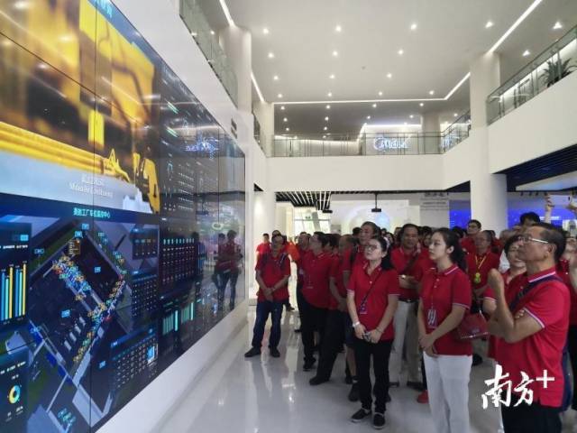 港澳青年在美的集团总部参观该公司科技发展最新成果。罗湛贤 摄