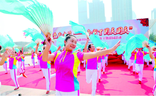 老年人健身队在表演歌舞《中国歌最美》。 惠州日报记者钟畅新 摄