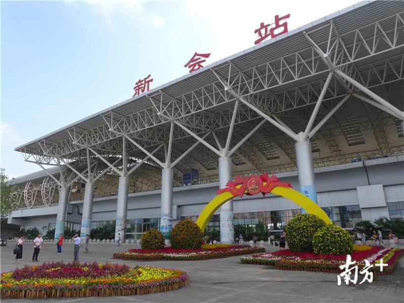 新会轻轨站出发旅客渐多建议提前到站等候