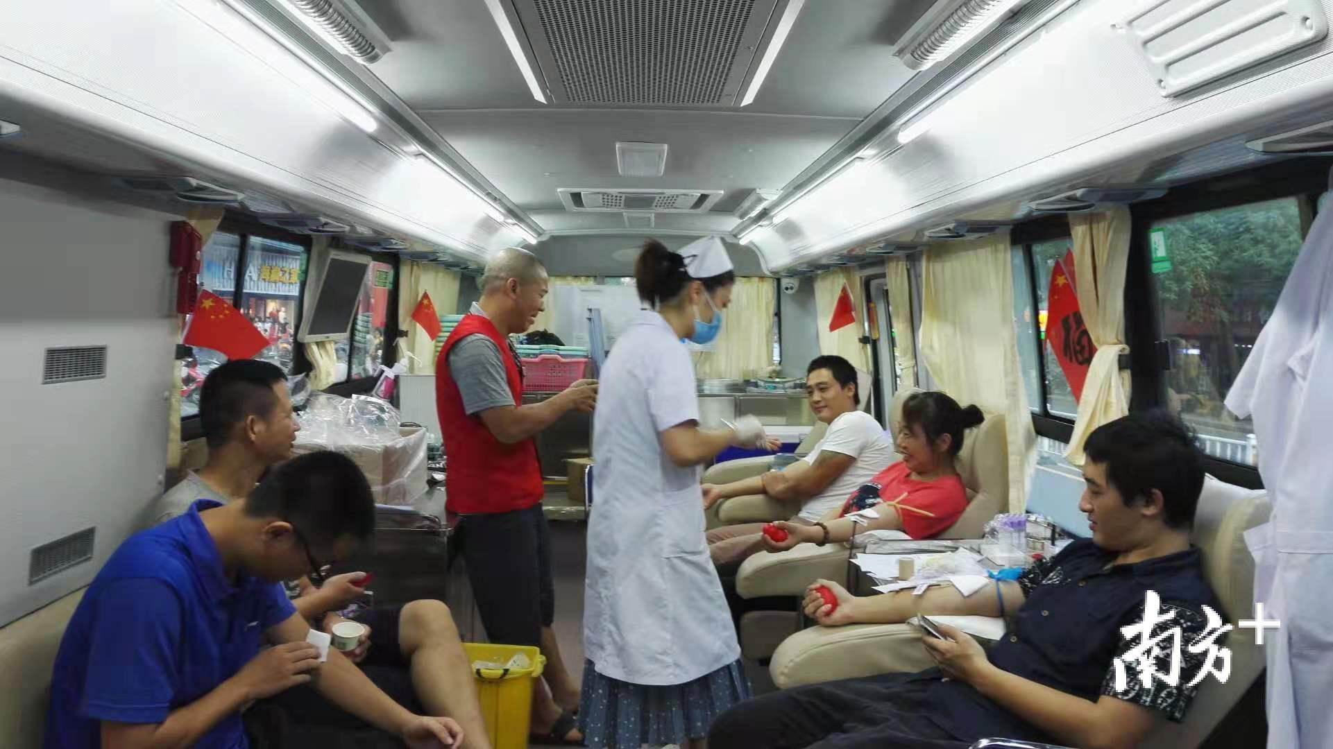 采血车内忙碌的身影。 采血车内忙碌的身影。