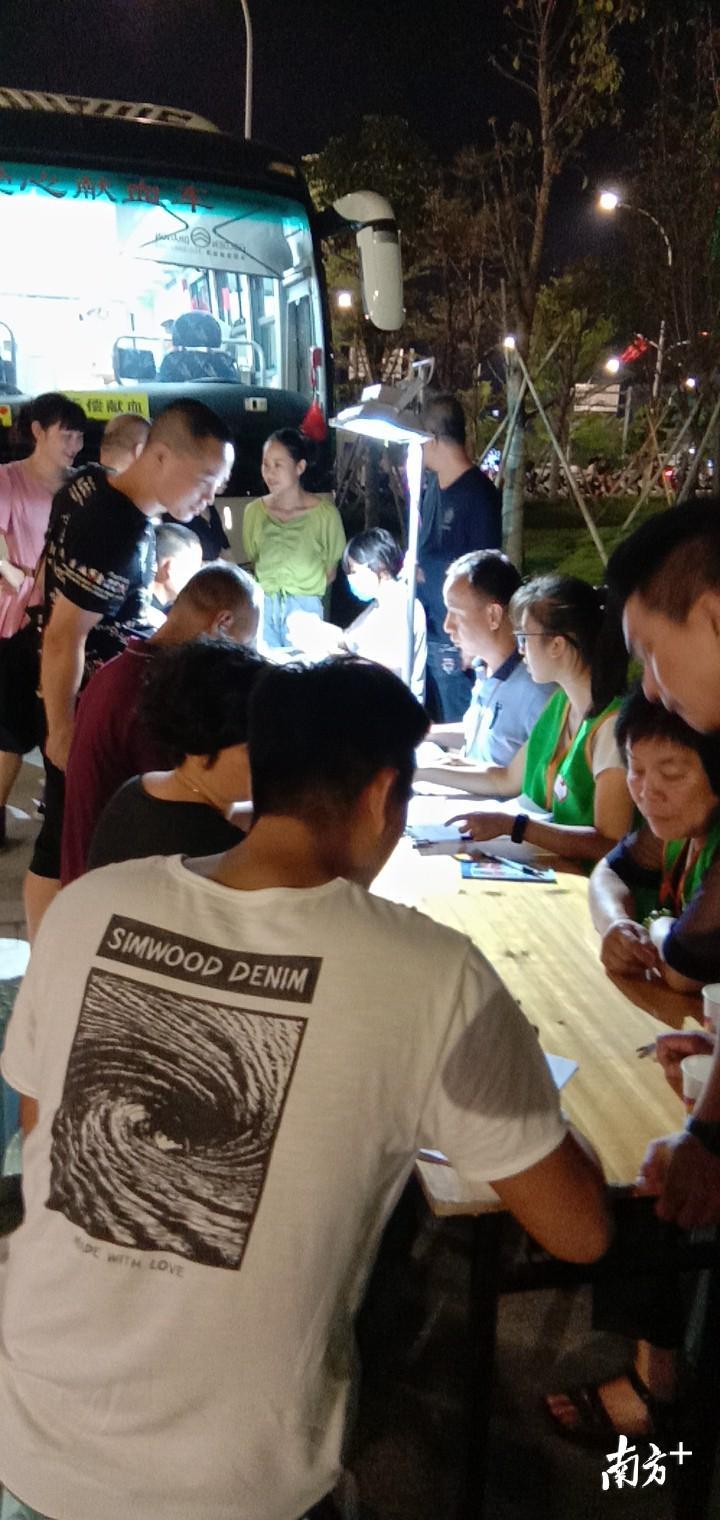 采血车前,踊跃报名献血的志愿者。 采血车前,踊跃报名献血的志愿者。