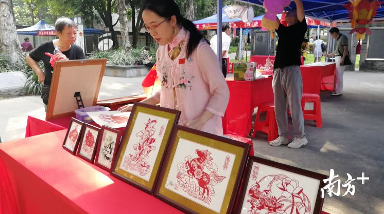 邓春红的剪纸宣传摊位。 邓春红的剪纸宣传摊位。