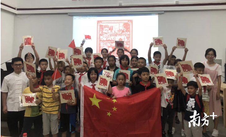 陈小杰在广州农讲所为小朋友们普及佛山剪纸。 陈小杰在广州农讲所为小朋友们普及佛山剪纸。