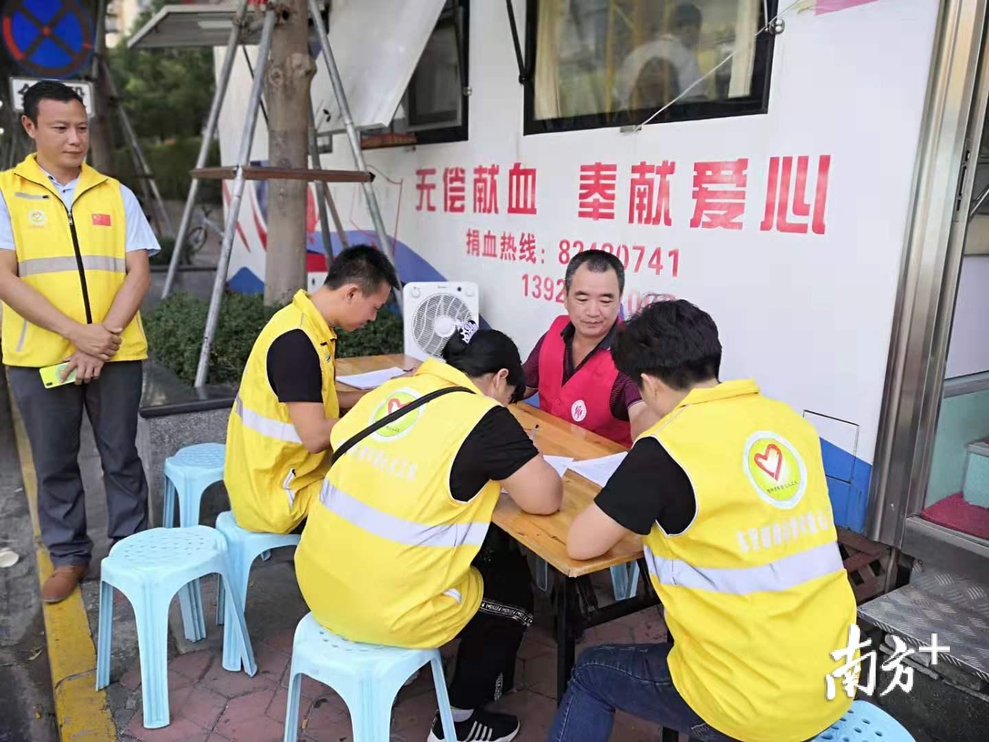 采血车前,踊跃报名献血的志愿者。 采血车前,踊跃报名献血的志愿者。