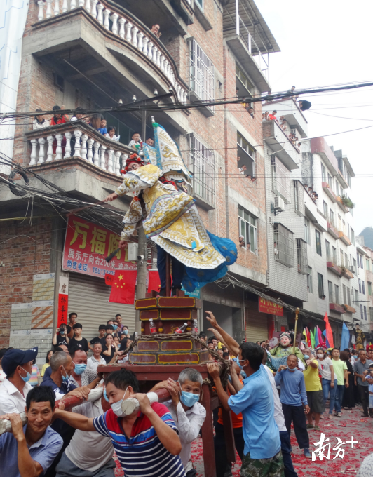 “摇高神”环节最得群众喝彩。 “摇高神”环节最得群众喝彩。