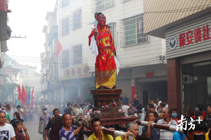 保安“抬大神”是一项民间傩祭活动,据说起源于唐玄宗晚年,至今已有1200多年历史。 保安“抬大神”是一项民间傩祭活动,据说起源于唐玄宗晚年,至今已有1200多年历史。