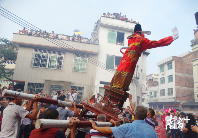 保安镇老街上游人如织,人山人海,连屋顶上都挤满了游客。 保安镇老街上游人如织,人山人海,连屋顶上都挤满了游客。