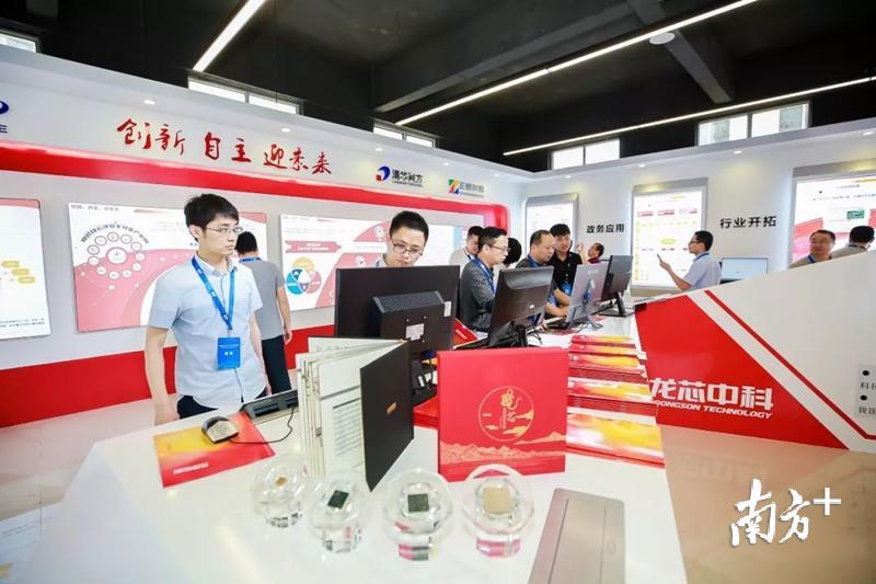 今年4月份省工信厅与云浮市签订了“共建信息产业框架协议”,合作共建信息技术应用创新产业基地。信息技术应用创新产业成为云浮高质量发展“新引擎。云浮市供图 今年4月份省工信厅与云浮市签订了“共建信息产业框架协议”,合作共建信息技术应用创新产业基地。信息技术应用创新产业成为云浮高质量发展“新引擎。云浮市供图