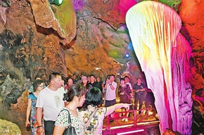 国庆期间，云浮市区蟠龙洞景区吸引大批游客前来游玩。记者 区伟东 摄