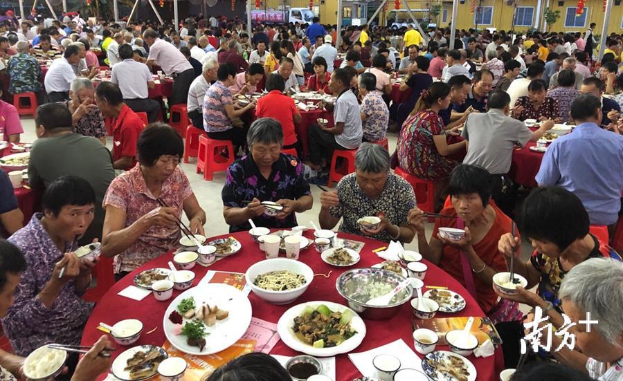 云浮朱所村长者食堂其乐融融。受访者供图