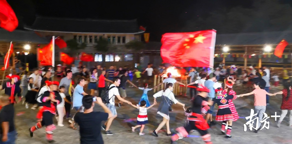   喜庆欢乐的“瑶族歌舞篝火晚会”。