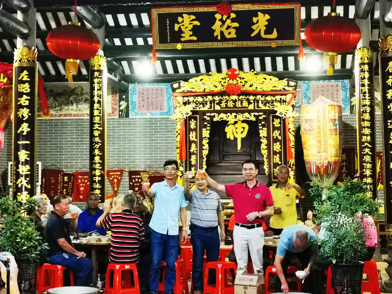 中社公祠内，村民们其乐融融享晚宴。