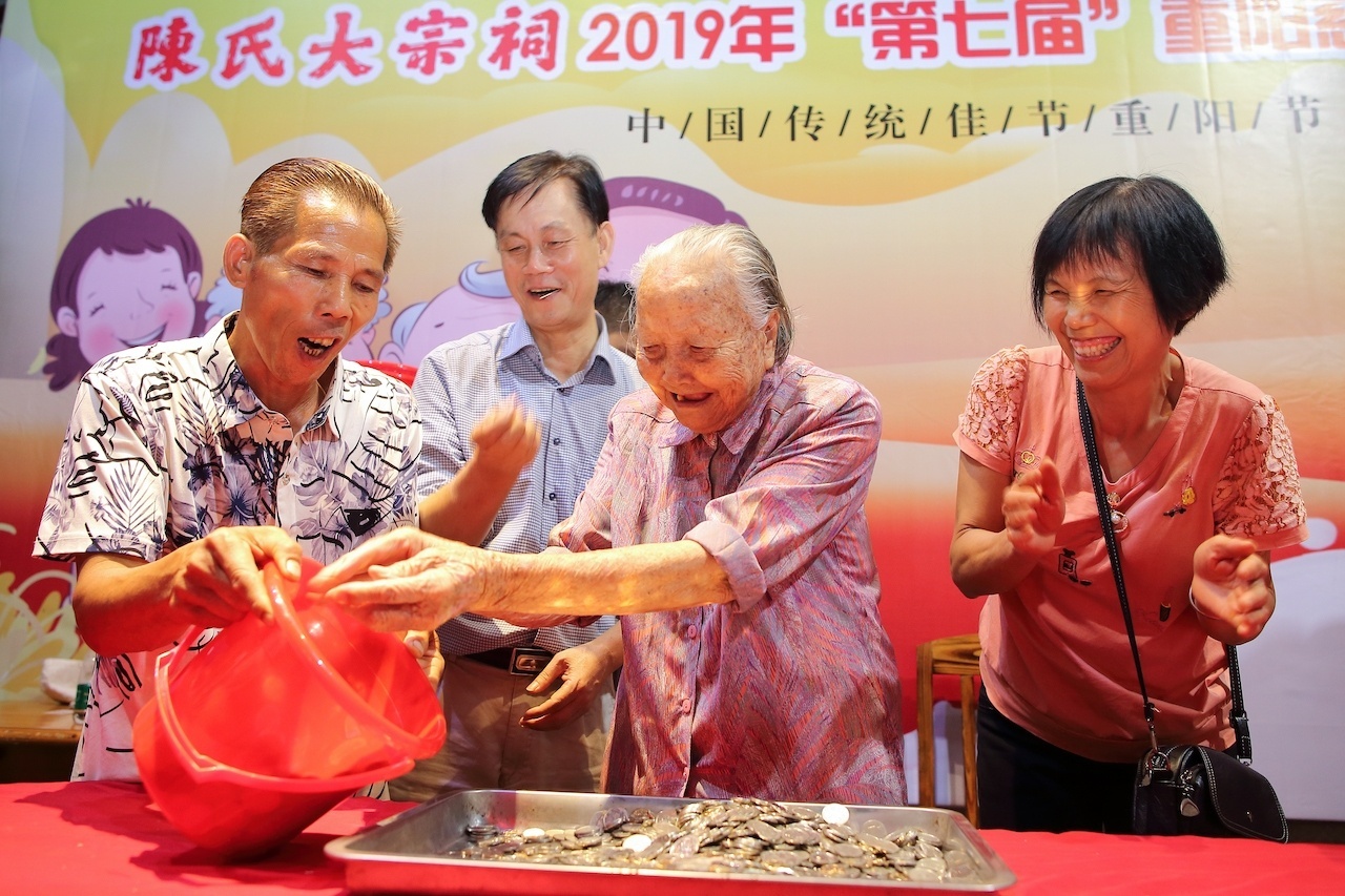 长者参与捧银游戏。