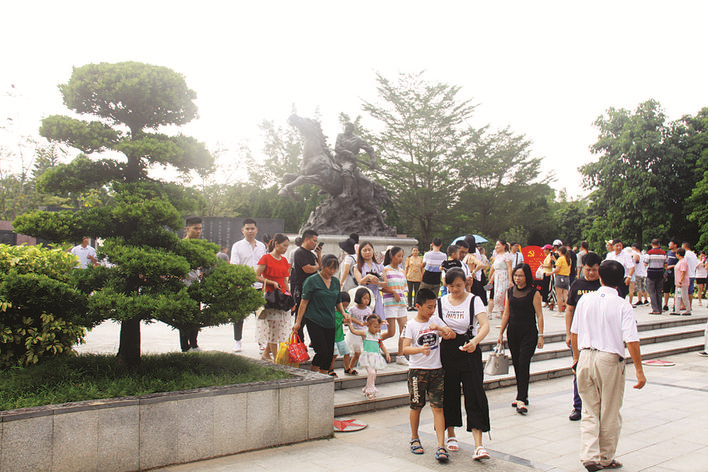 国庆长假期间，叶挺将军纪念园迎来各地游客。