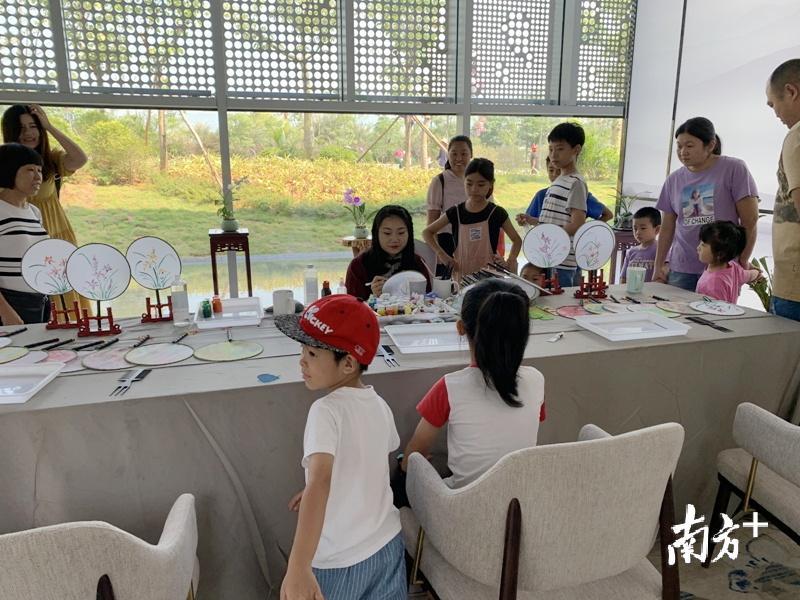 游客在兰花特色小镇展示中心体验亲子互动（林卓青 摄）