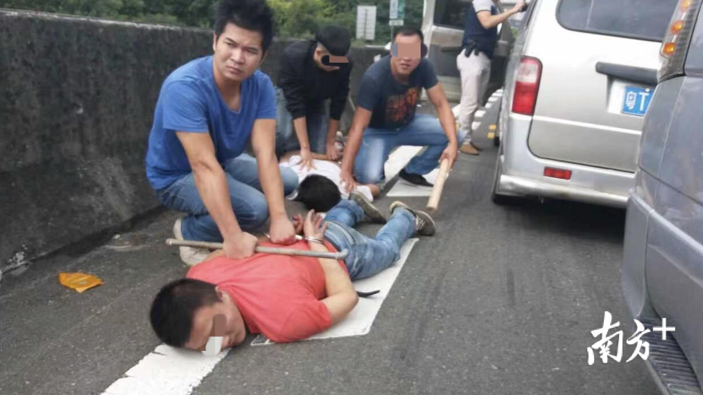 负伤前，罗剑勇（左一）与队友在马路上实施抓捕。 顺德公安供图