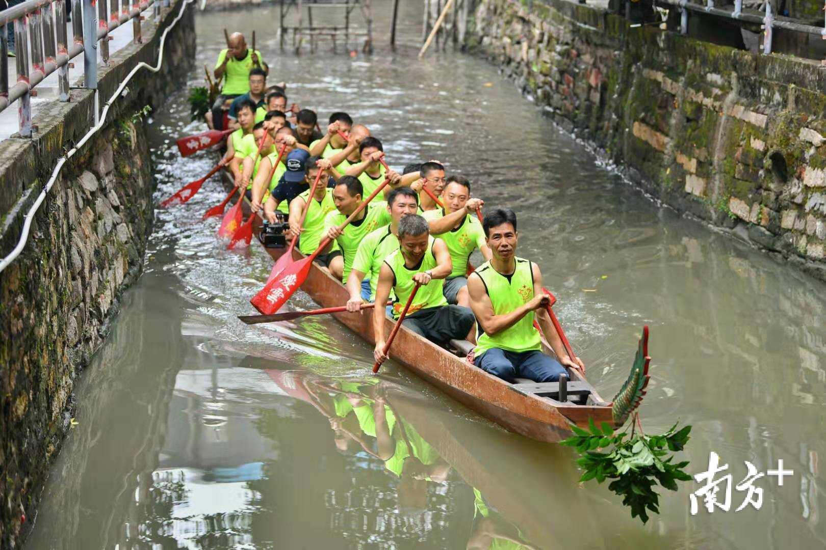 上午9时，龙船正式下水，通过水路行驶到村口。戴嘉信 摄