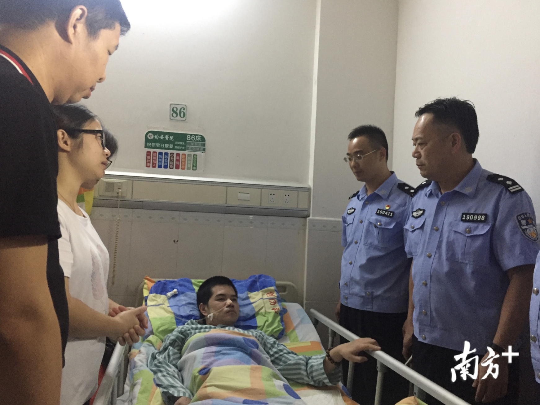 由于伤情严重，苏醒后的治安队员罗剑勇目前仍需在医院接受治疗。 欧阳少伟 摄