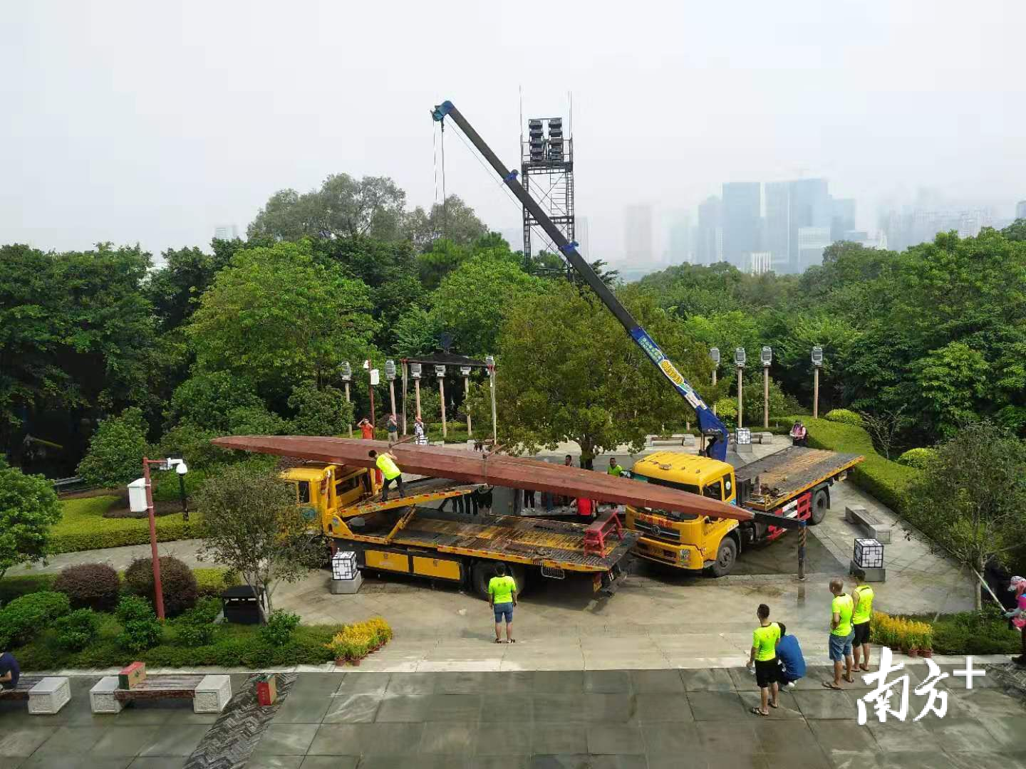 装载着龙船的汽车开到山顶魁星阁脚下。戴嘉信 摄