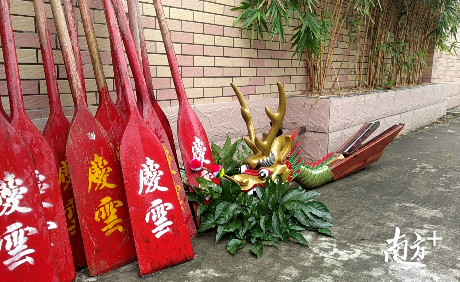 龙头上插上了新鲜摘下来的黄陂树叶。王谦 摄