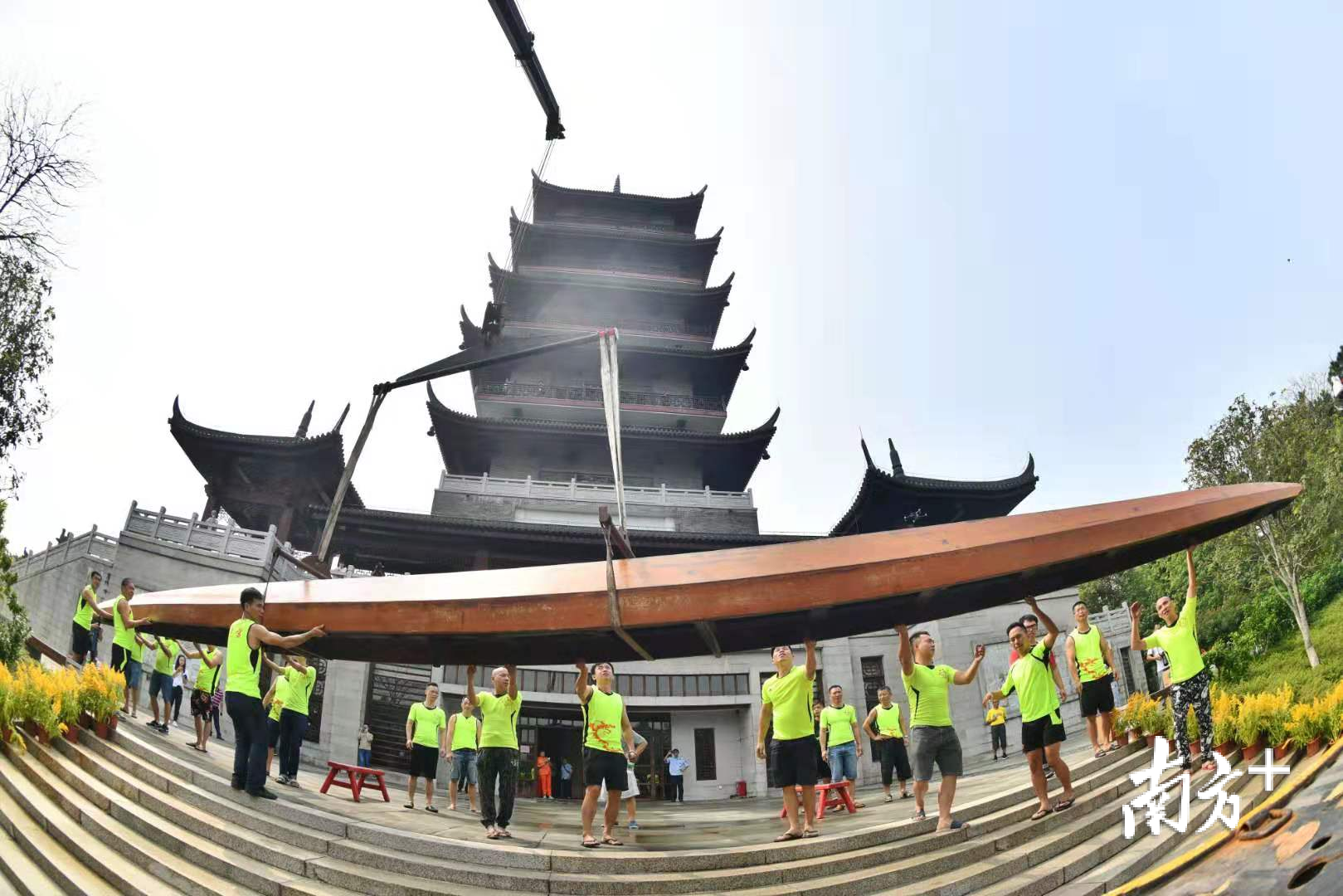 众人合力将龙船抬进魁星阁。戴嘉信 摄