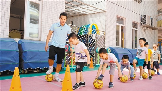 男幼师在幼儿园多承担体育教学工作。 男幼师在幼儿园多承担体育教学工作。