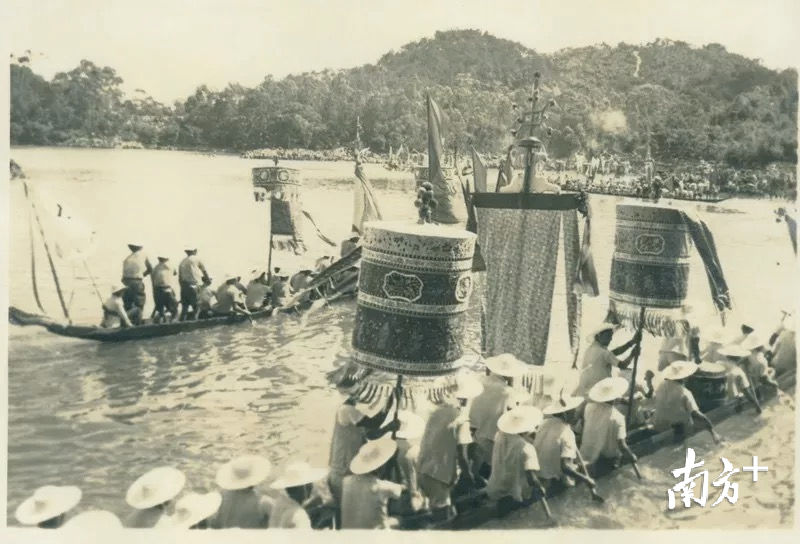 1980年，南海龙船就曾被抬上西樵山顶，参加当年的端午锦龙盛会，吸引了大批港澳同胞和、海外侨胞以及村民观看。南海区档案局供图