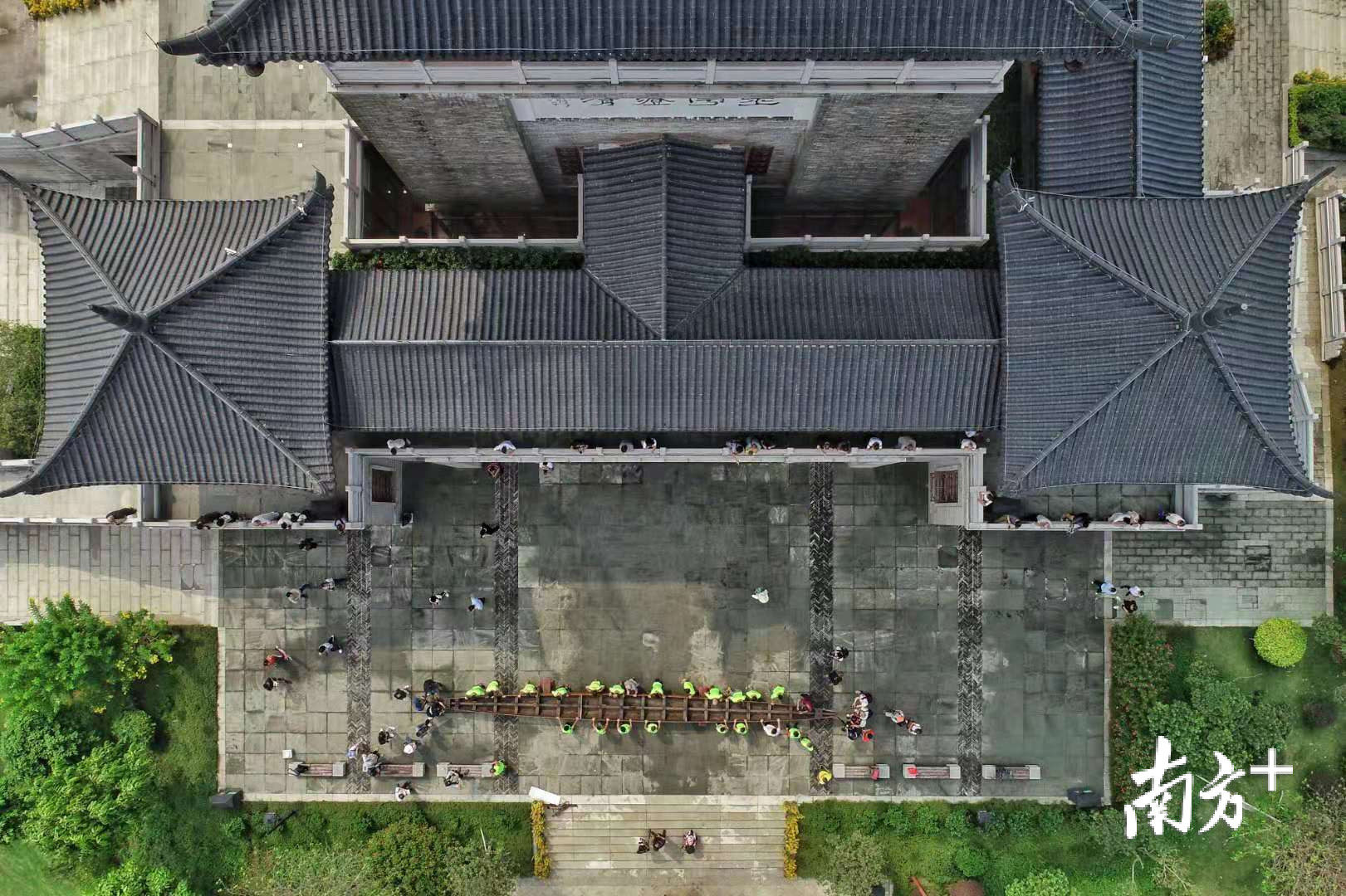 众人合力将龙船抬进魁星阁。戴嘉信 摄