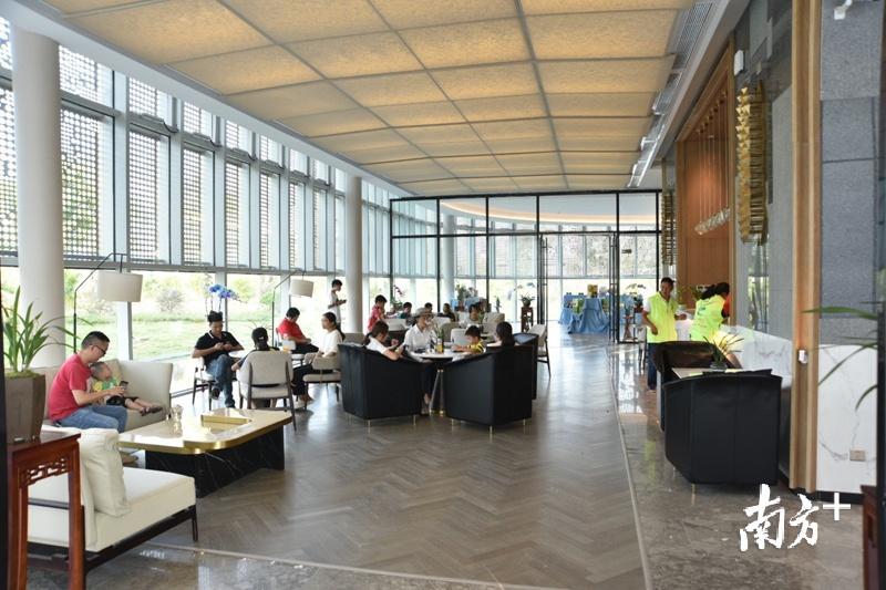 游客在兰花特色小镇展示中心休闲区（林卓青 摄）