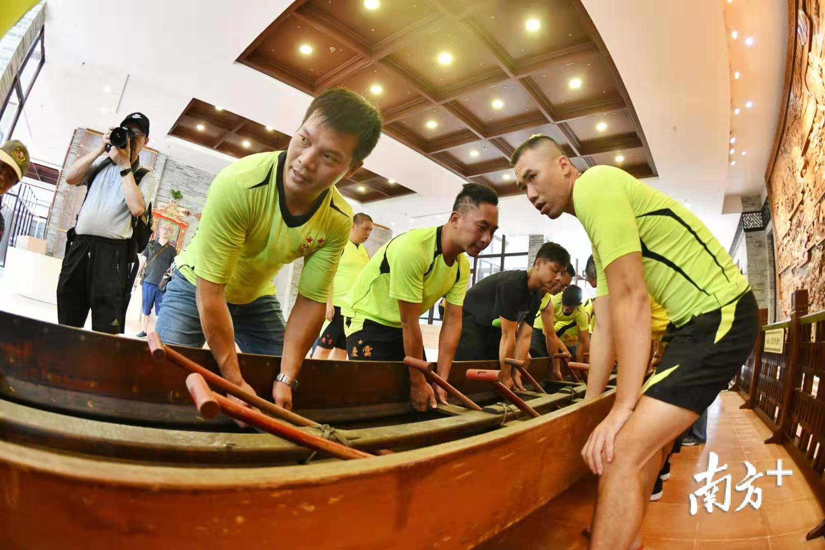 在魁星阁内，放置好龙船之后，队员们开始对船身进行装点。