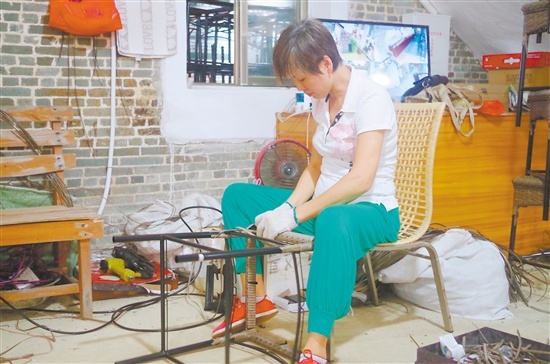 手工编织生产生活用品是当地村民的传统手艺。