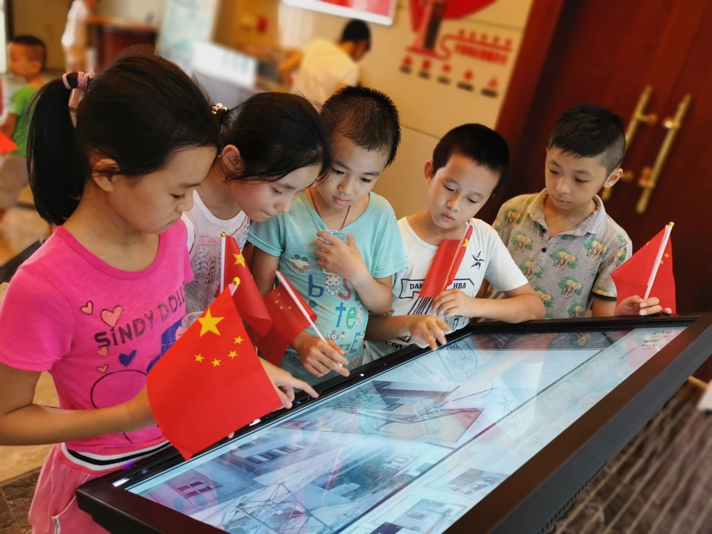 国庆假期,汕头各大展馆吸引市民前来参观。余丹 摄 国庆假期,汕头各大展馆吸引市民前来参观。余丹 摄