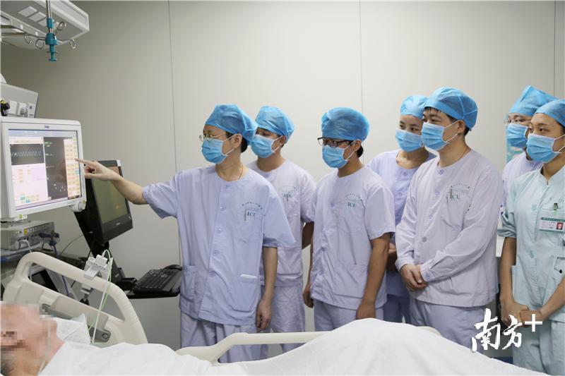 科主任凌云带队查房。 科主任凌云带队查房。