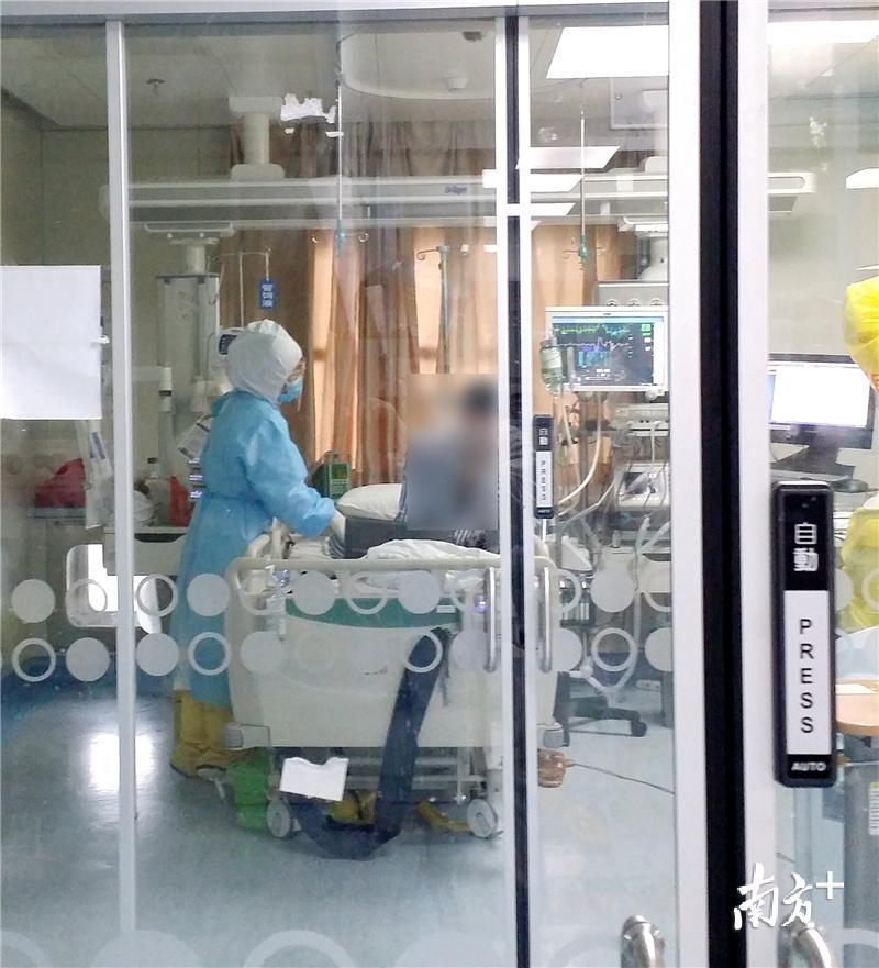 护士护理中东呼吸综合症患者。 护士护理中东呼吸综合症患者。