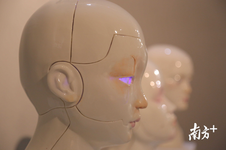 不少创作者利用作品融合环境，让作品衍生出新的感官世界。