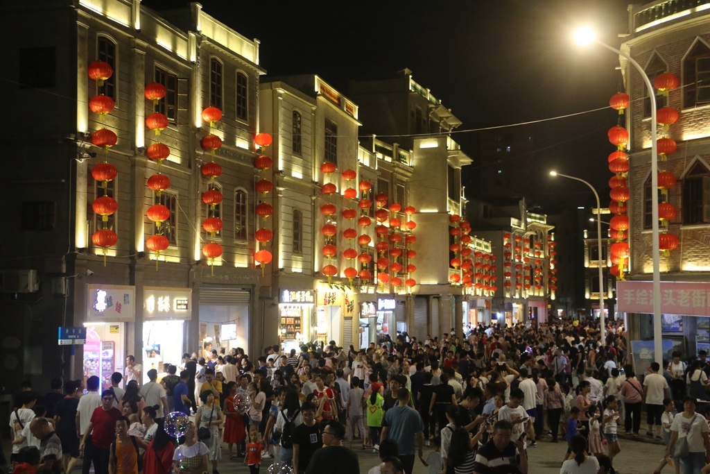 修复一新的小公园成了汕头市民打卡的“网红点”。张伟炜 摄 修复一新的小公园成了汕头市民打卡的“网红点”。张伟炜 摄