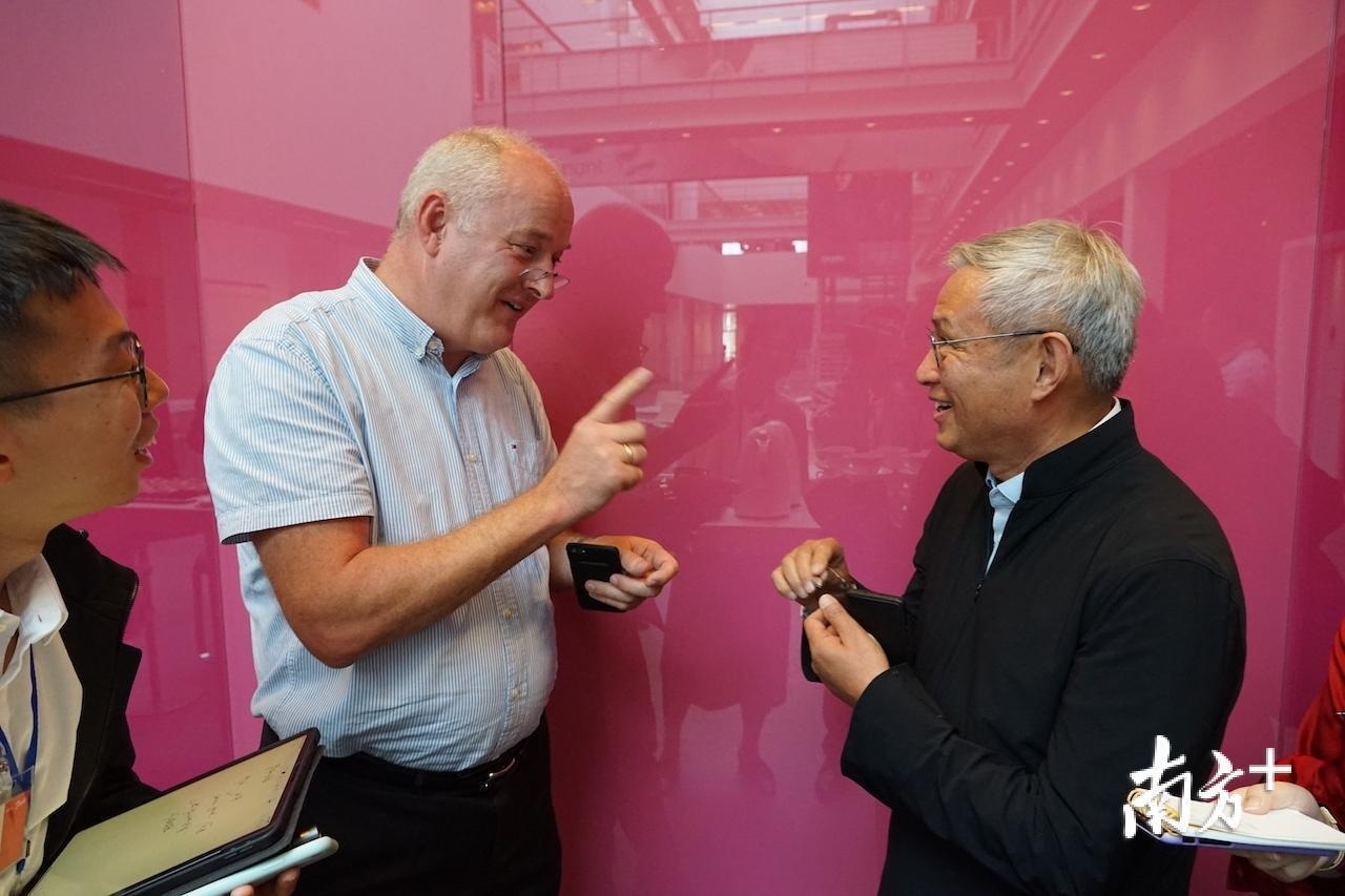 经济学家周其仁与佛山企业家观察团到访奥迪康总部。熊程 摄