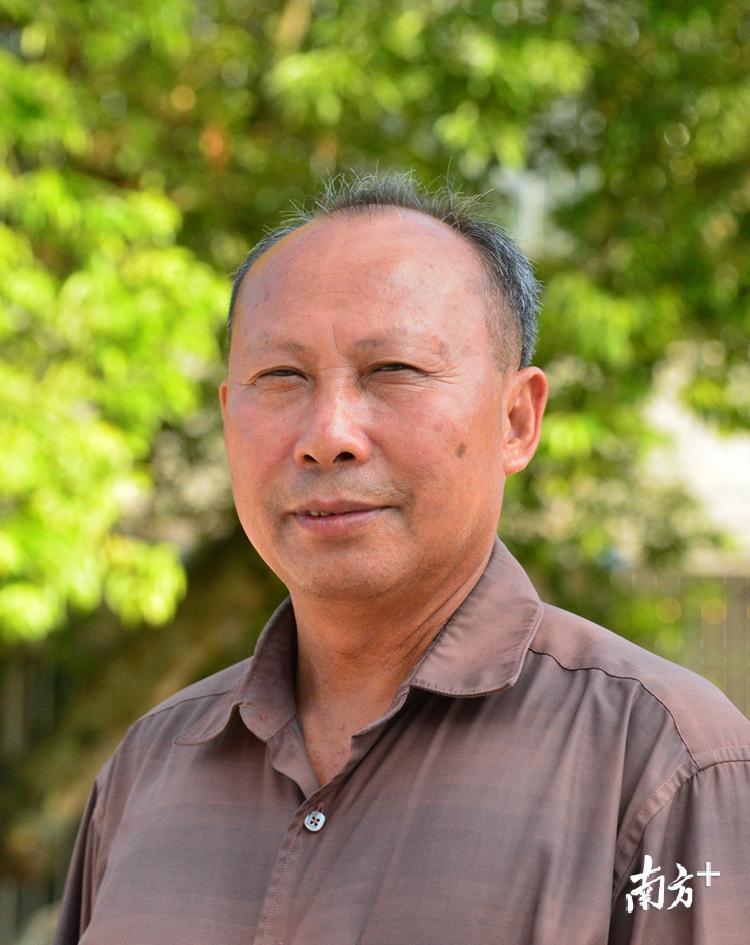 2015年,陆耀玖获得“全国模范司法所长”荣誉称号。记者黄津 摄 2015年,陆耀玖获得“全国模范司法所长”荣誉称号。记者黄津 摄