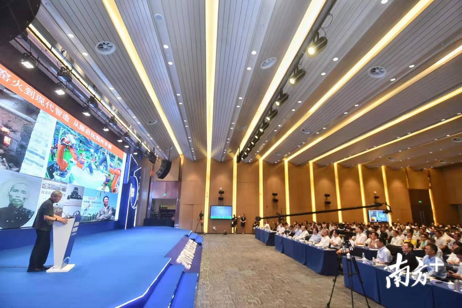 经济学家周其仁现场进行主旨演讲。